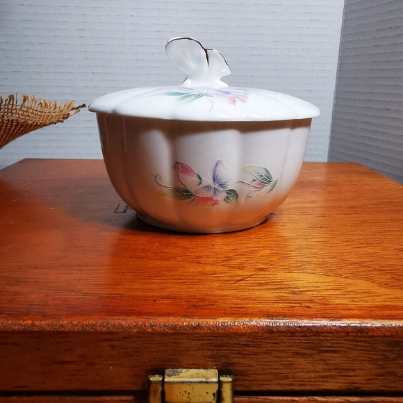 Vintage Aynsley Fine Bone China Little Sweetheart Lidded Butterfly Trinket Dish - Picture 15 of 17